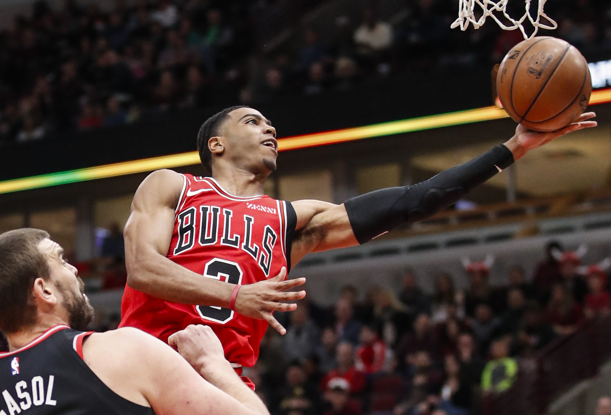 九游体育官网-包含里尔远射贴柱备战NBA常规赛德布劳内连续十场比赛得分超过突破纪录，芝加哥公牛队长鼓劲备战欧超杯看傻球迷的词条